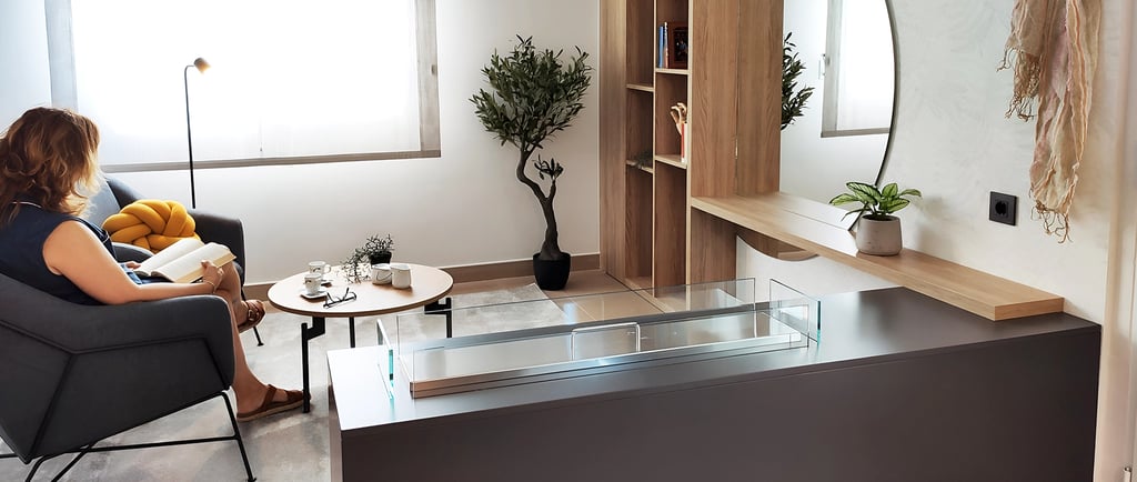 Rincón de lectura con librería a medida y chimenea, IMPATTO interiorismo