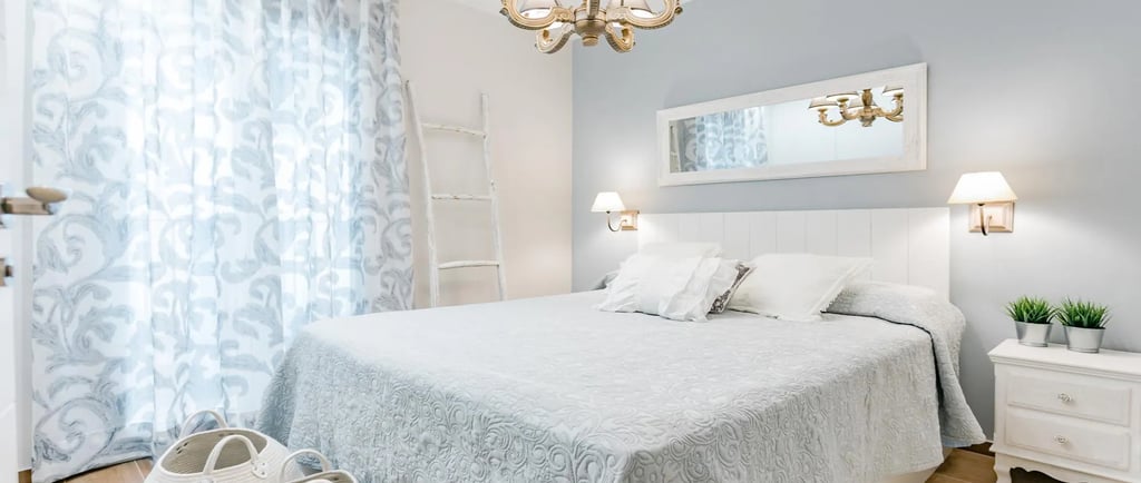 Decoración de dormitorio matrimonial estilo clásico realizado por interioristas de IMPATTO