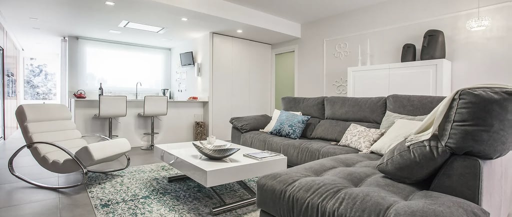 Interiorismo y decoración de interiores en tonos blanco, turquesa y gris. Realizado por los mejores interioristas de Valencia
