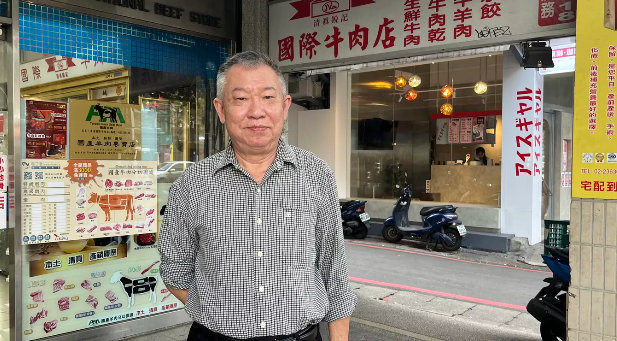Mohammed Ma em frente a um açougue halal em Taipei, Taiwan, em 12 de janeiro. Foto: Bethany Allen-Eb