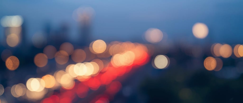 Ciudades mágicas al atardecer y anochecer