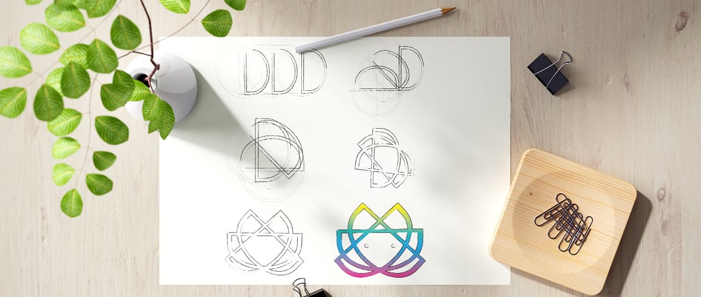 Feuille blanche posée sur un bureau avec dessiné dessus les étapes de création d'un logo