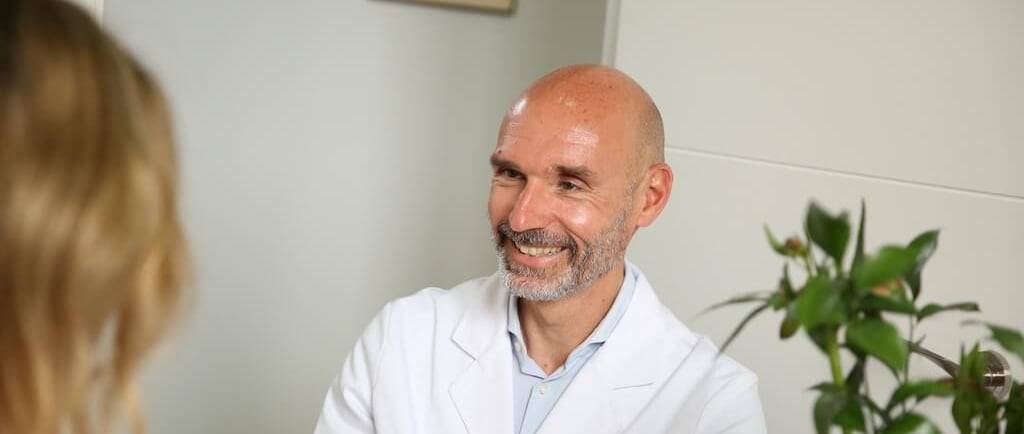 Acupuntor hablando con un paciente