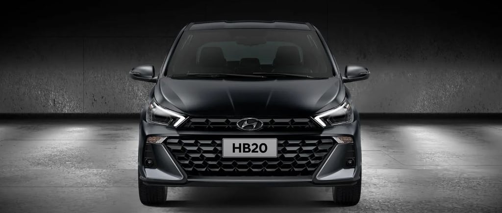 Hyundai HB20 2025 com grade hexagonal e faróis de LED