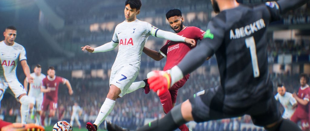 screenshot do jogo EA FC 25 onde o atacante Son, do Tottenham, disputa bola com Joe Gomez, do Liverp