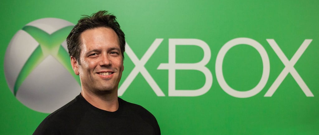 Phil Spencer, ceo da Xbox, em frente a logo da empresa