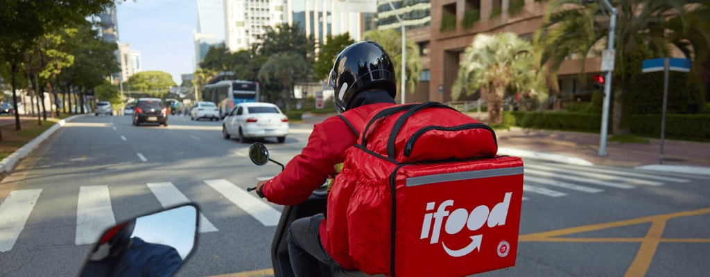 imagem de um motoboy entregador do ifood