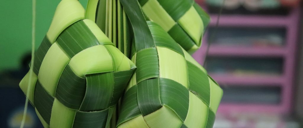 a bunch of green and yellow woven baskets with green leaves