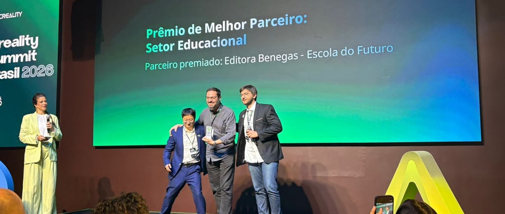 Emanuel Campos recebe da Creality premio em nome da equipe da Escola do Futuro XYZ