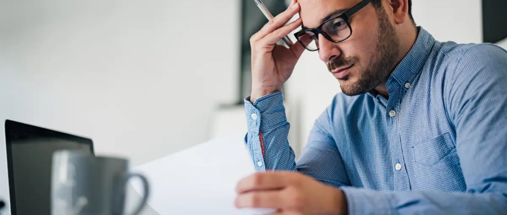 Dono de negócio preocupado analisando presença digital da empresa
