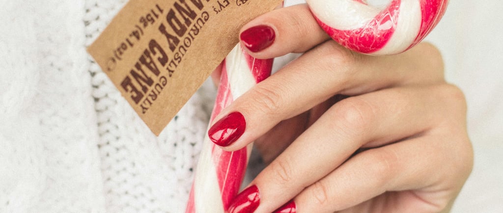 Diseño de uñas rojo metalizado y pestañas volumen ruso para Navidad 2025 en Glamour Beauty Salon Mós