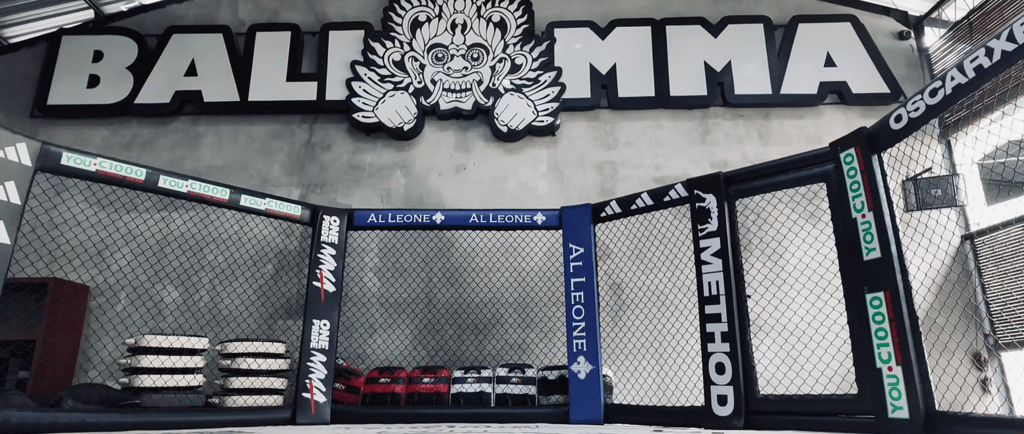 Cage de MMA à Bali MMA à Canggu (Bali), ambiance intense 