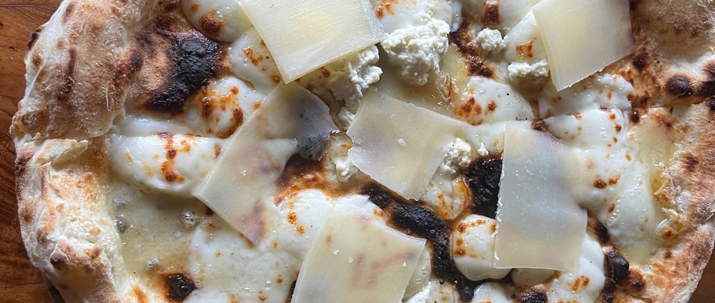 Pizza 4 fromages chez Arte Pizza Ă Ubud, Bali.