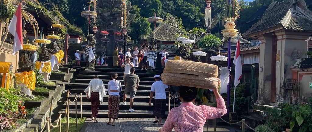 Personnes marchant dans les rues pavées du village traditionnel de Penglipuran, Bali