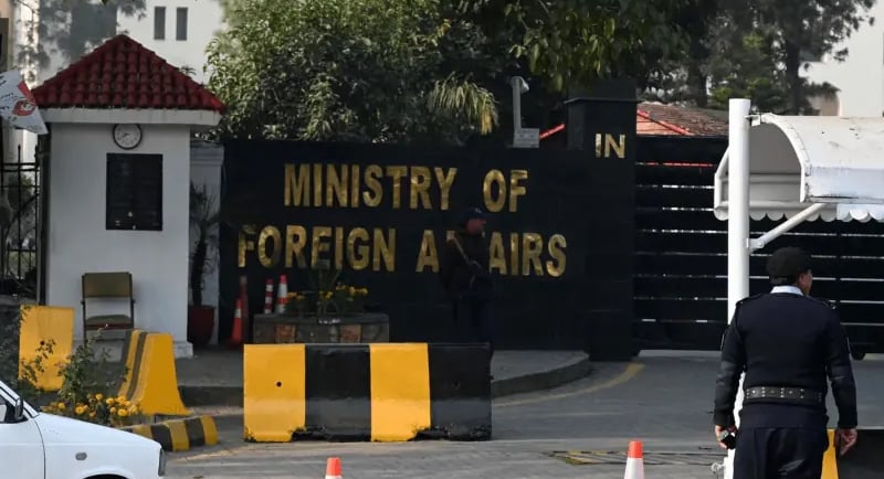 Pakistan Delegation Led by Defence Minister Engages in Crucial Talks with Afghan Taliban in Doha