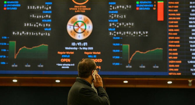 Pakistan Stock Market Surges Over 2,400 Points on Afghanistan Ceasefire, IMF Agreement