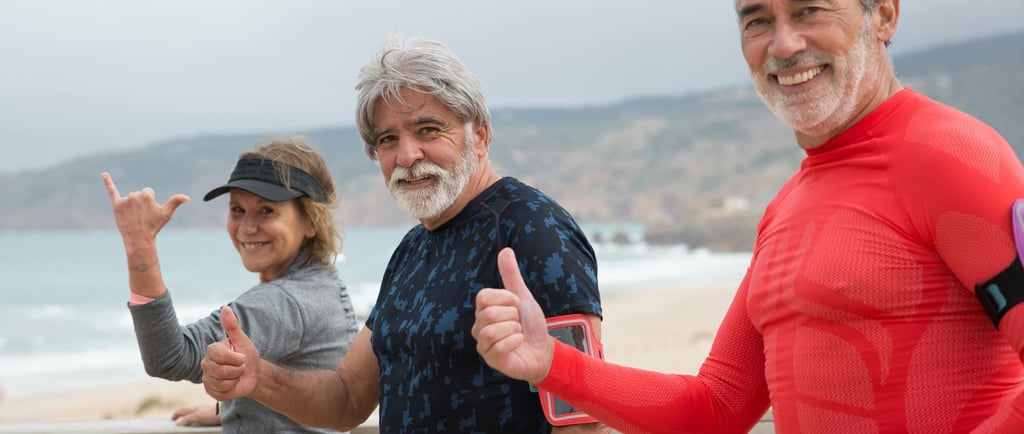 tres pessoas dois homen e uma mulher felizes fazendo caminhada