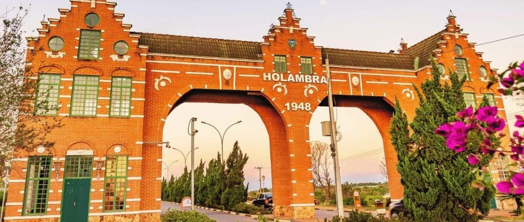 Portal da entrada da cidade de holambra pronto para receber visitantes do expoflora