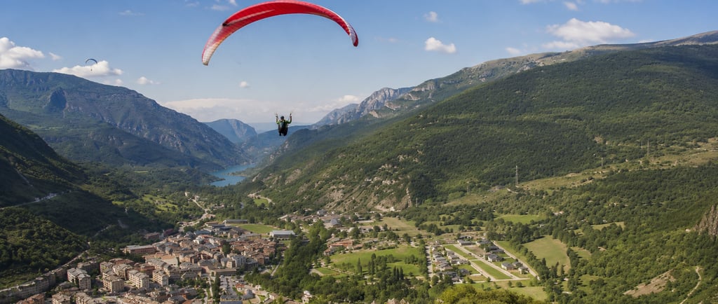 Parapente sobre el Valle de Tena durante el Hike & Fly en Panticosa