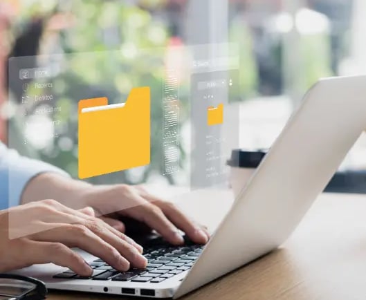 laptop con carpetas de negocios fisicos