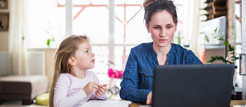 madre aprendiendo sobre ciberacoso
