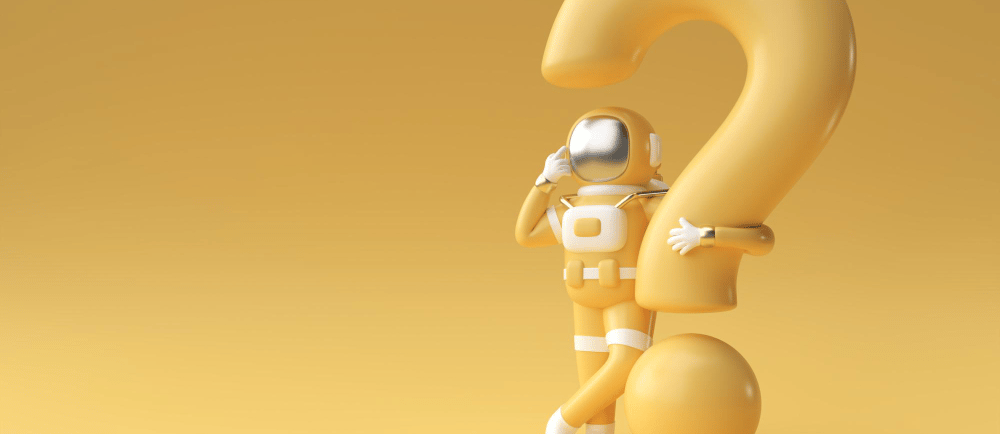 Boneco astronauta segurando ponto de interrogação gigante