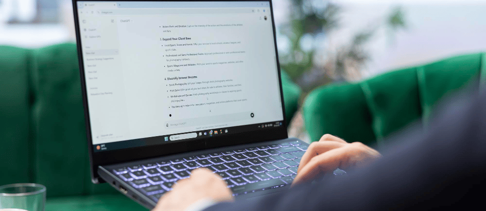 Pessoa digitando em notebook com o ChatGPT aberto