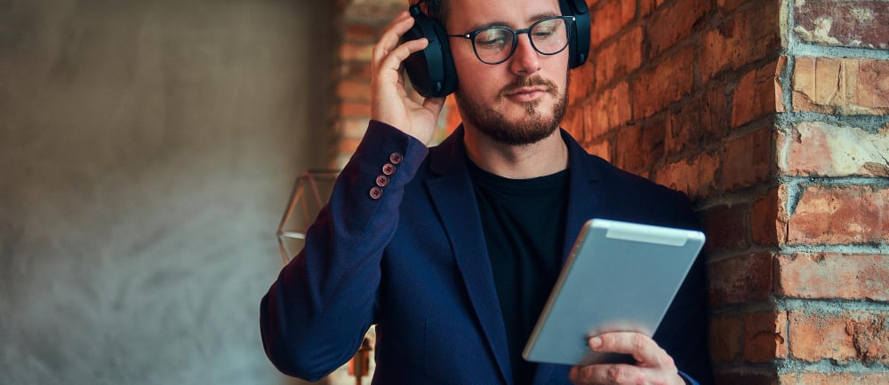 Advogado assistindo em um tablet o podcast que ele gravou