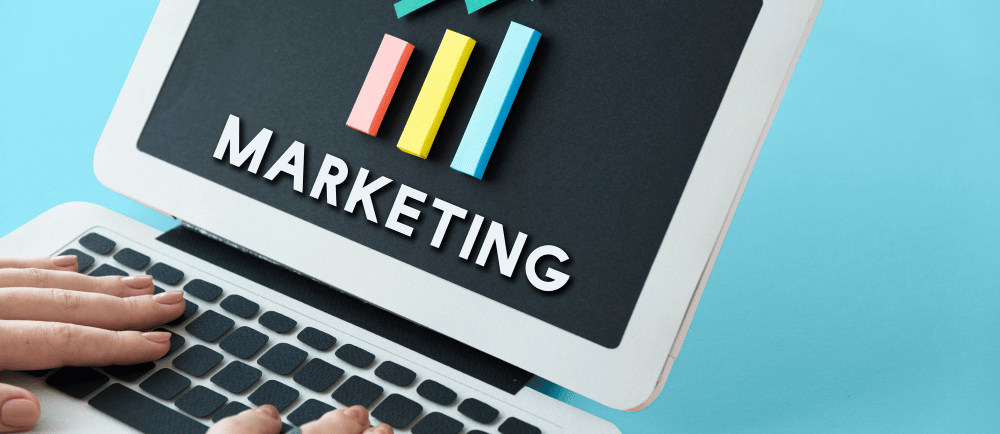 Notebook com uma ilustração relacionada ao marketing digital para advogados