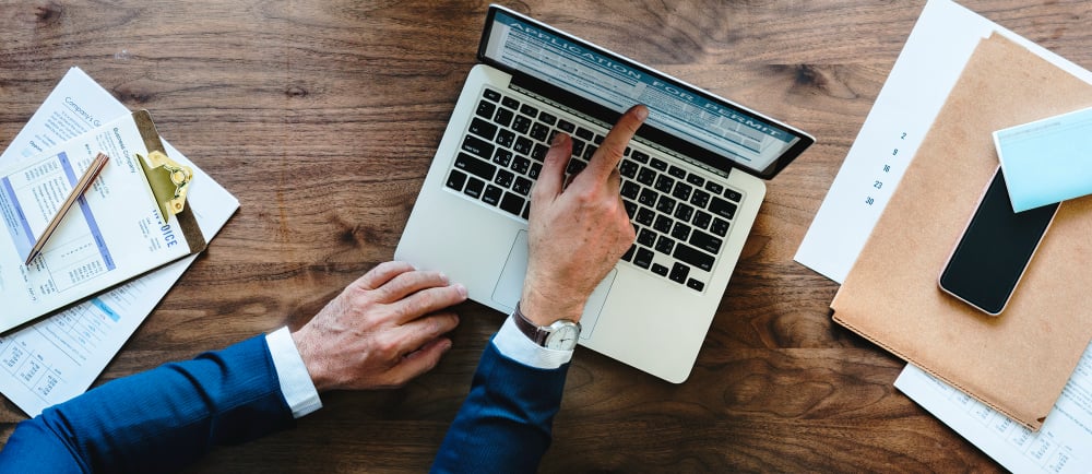 Advogados utilizando um notebook para a redação SEO