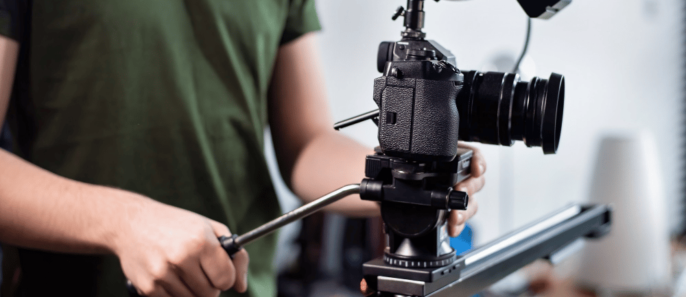 Pessoa gravando vídeo para advogado