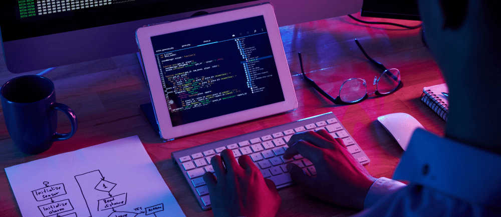 Desenvolvedor com notebook trabalhando na programação de site