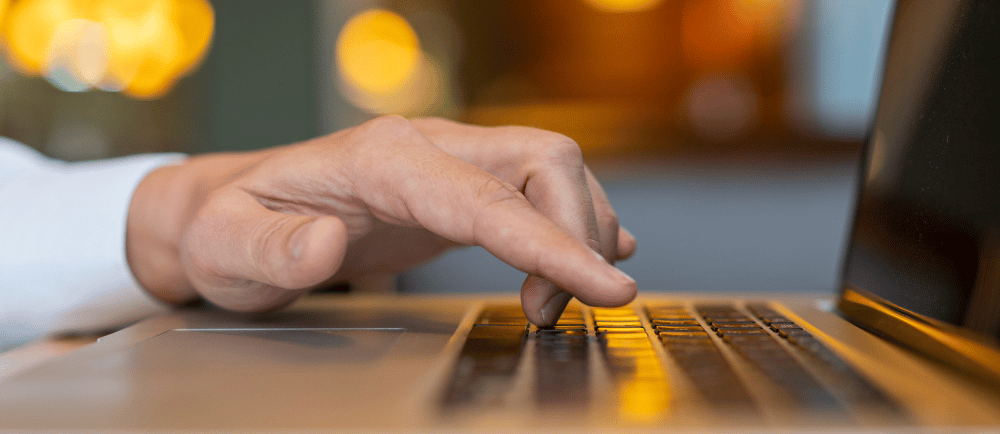Mão digitando em um teclado