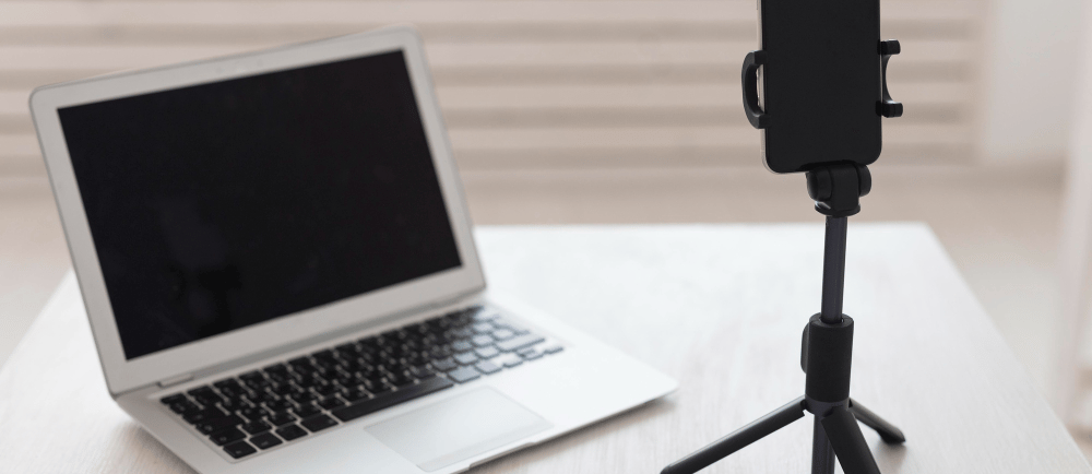 Notebook e um celular em um tripé
