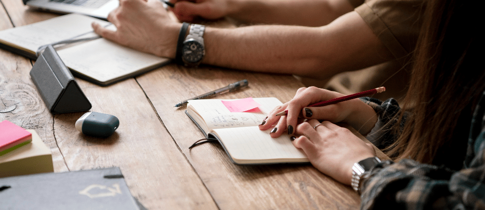 Profissionais de marketing jurídico trabalhando em uma mesa