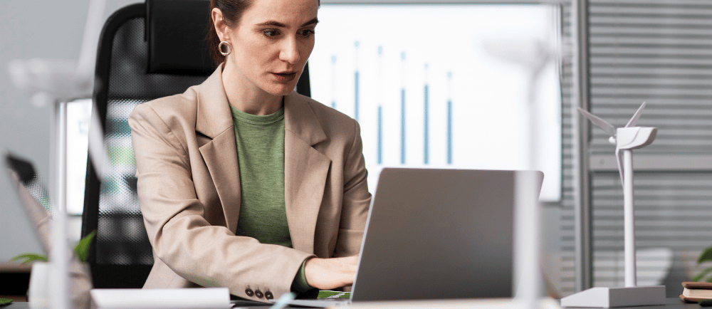 Advogada trabalhando com o seu notebook em estratégias de marketing jurídico