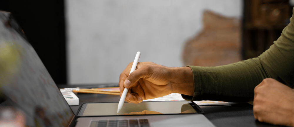 Designer trabalhando em tela de computador