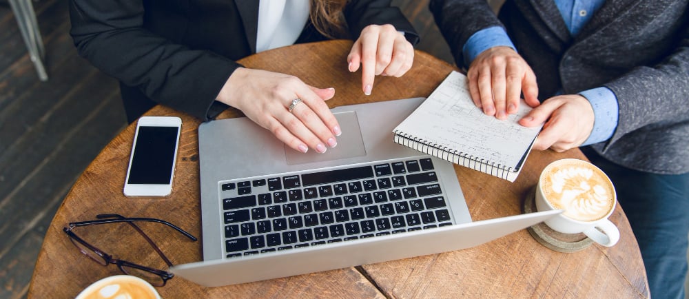 advogado e advogada trabalhando em estratégia de marketing jurídico