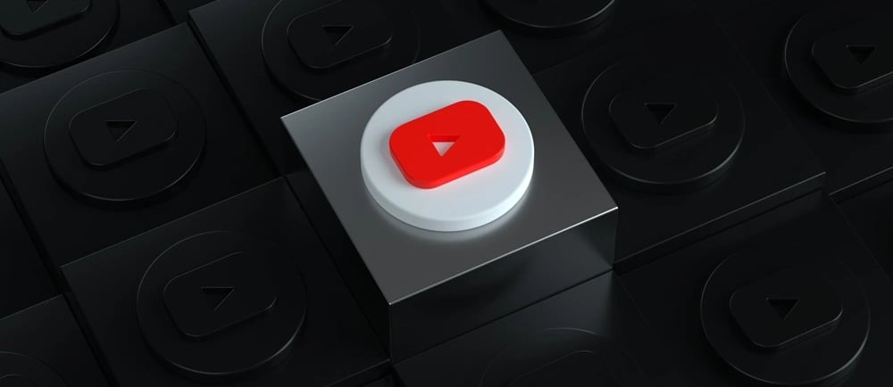 Painel com o logo do YouTube no centro