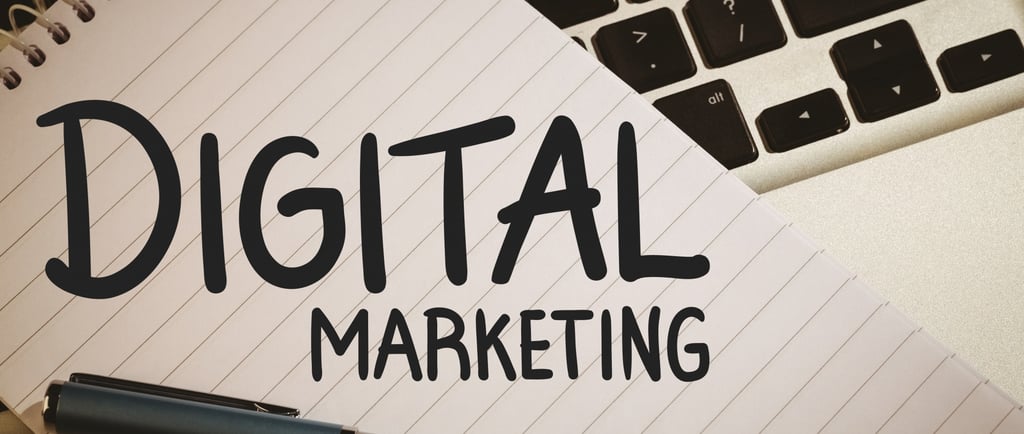 Bloco de anotações em cima de um teclado e com os dizeres "Digital Marketing"