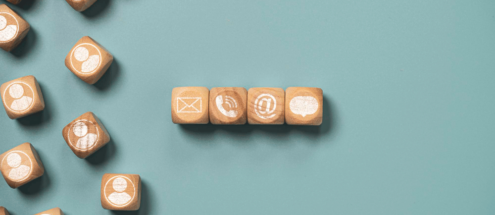 Ícones de pessoas, e-mail, telefone e de conversas