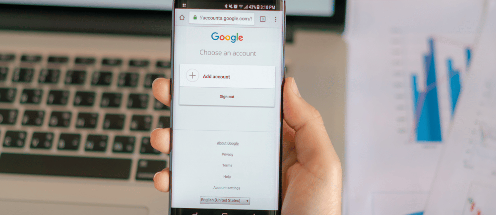 Uma pessoa com o celular logando no Google