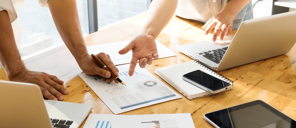 Profissionais trabalhando em marketing digital para advogados