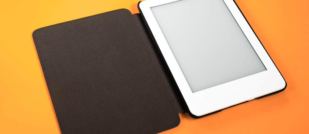 Tablet sobre um fundo laranja