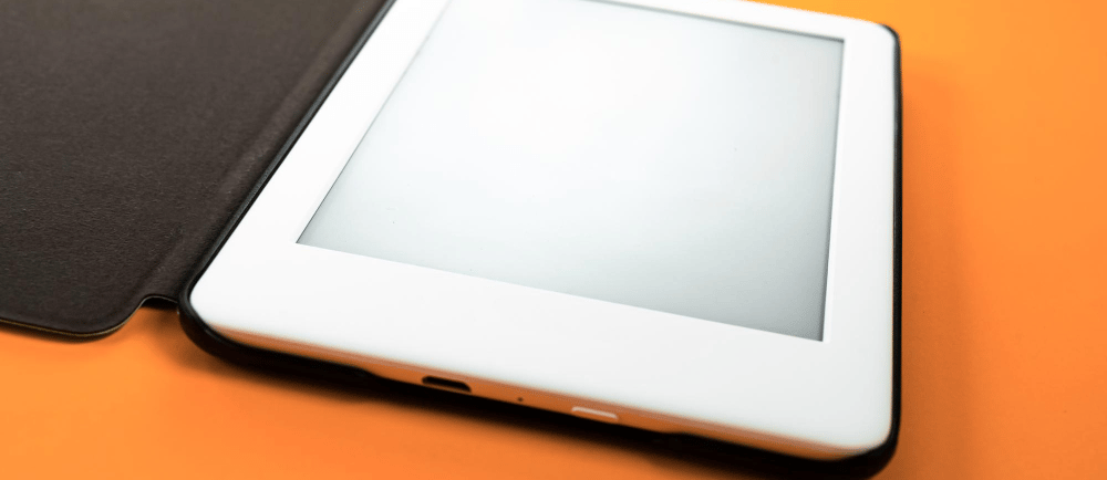 Imagem de um tablet em cima de um fundo laranja