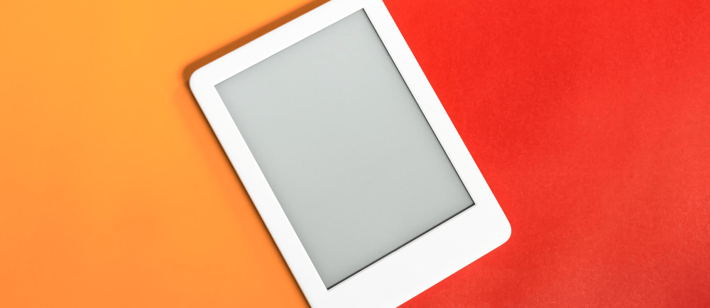 Tablet em cima de um fundo laranja e vermelho