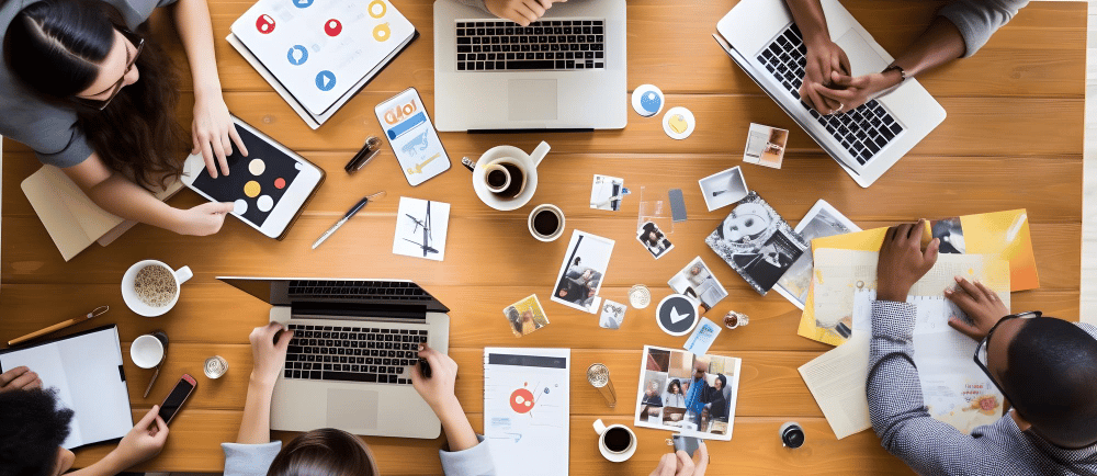 Publicitários em uma mesa trabalhando em marketing jurídico
