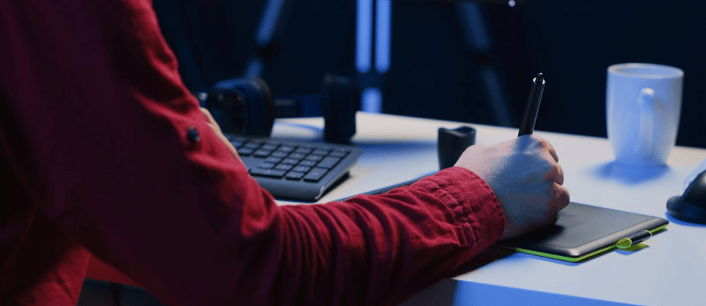 Designer desenhando um logotipo em um tablet