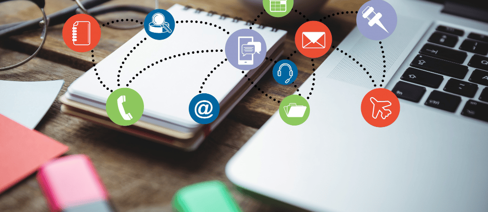 Notebook e bloco de notas com ícones relacionados ao marketing digital