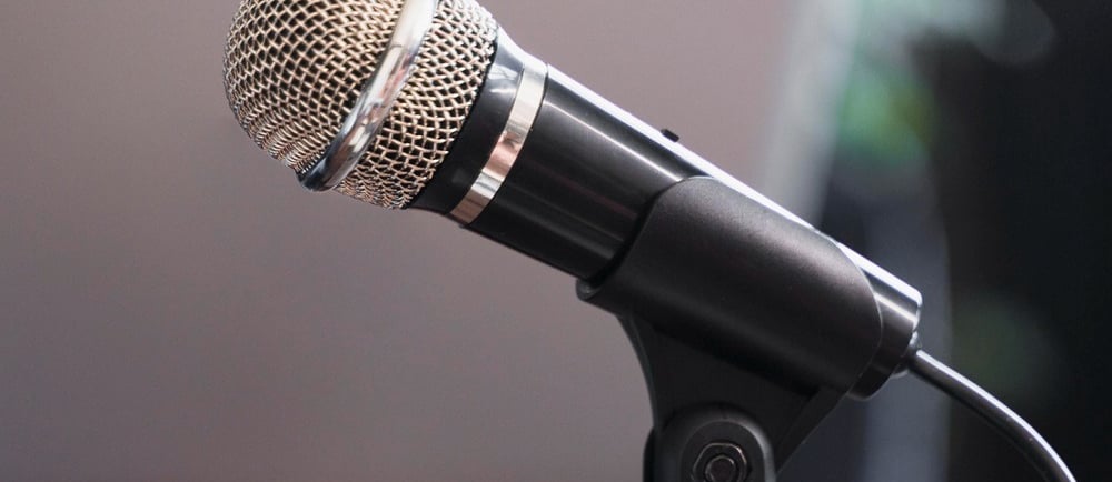 Foto de microfone durante entrevista